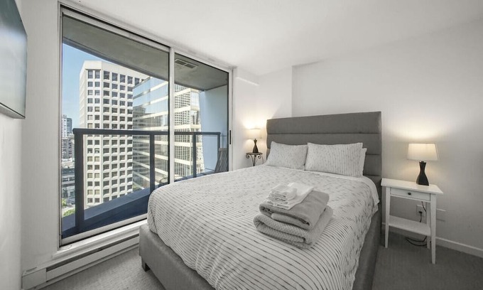 Coal Harbour Condo | Top-Rated 1 Bedroom Getaway in Coal Harbour Awaits You