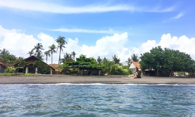 Banjartegehe Villa | Beachfront Villa with Private Pool, Garden & Terrace