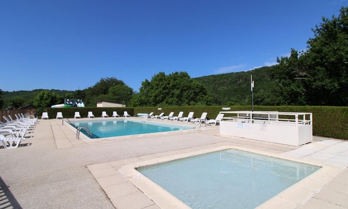 Arnac Cottage | Inviting Gite Arnac: Family-Friendly Stay with Kitchen