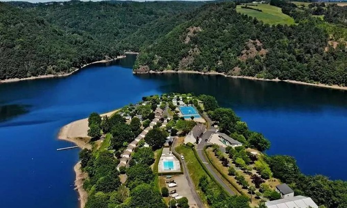 Arnac Cottage | Cozy Gite Arnac: Ideal for Families with Kitchen Access
