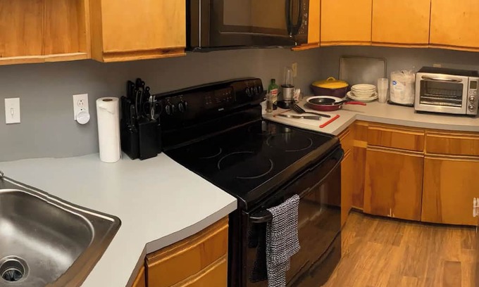 Alexandria Condo | Pet-Friendly 1 Bed/1 Bath Condo with In-Unit W/D