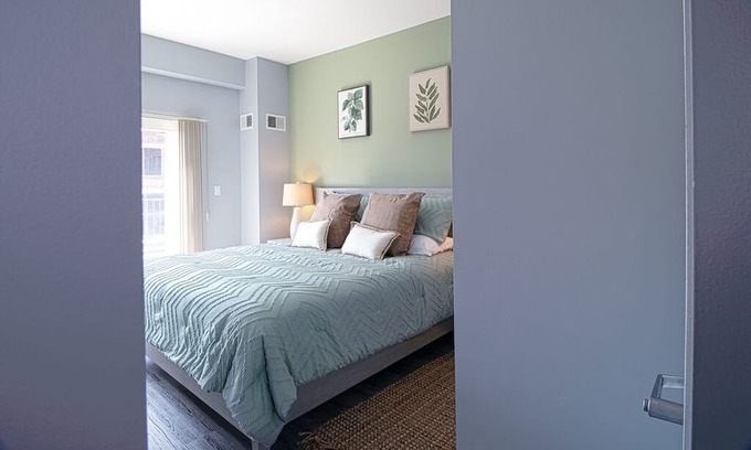 Downtown Cleveland Apartment | PWR| Downtown! LOCATION! Close to Starbucks! 19224