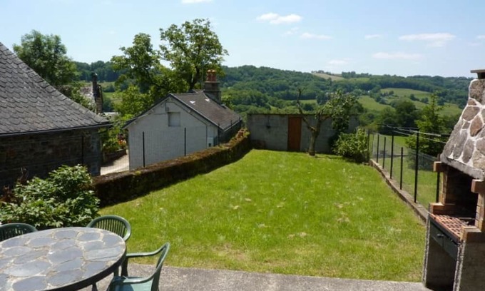 Drugeac Cottage | Gite Drugeac: Ideal 4-Bedroom Retreat for Up to 8 Guests