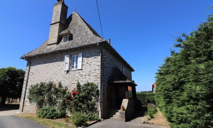 Roannes-Saint-Mary Cottage | Family-Friendly Gite Roannes-Saint-Mary with Kitchen Access