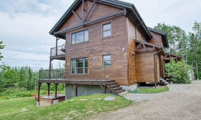 Petite-Riviere-Saint-Francois Ski Chalet | Relax at Le Chinook Chalet with Spa and Pet-Friendly Perks