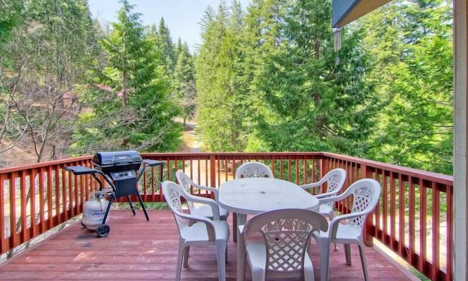 Yosemite West House | Perfect Retreat at Hikers Hideaway: Family-Friendly Escape