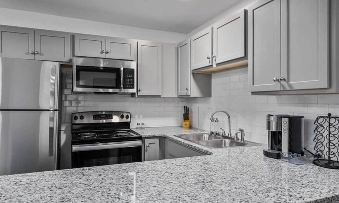 Forest Park Apartment | Stylish Apartment Near Dining & Highland Golf - 10/10 Rated