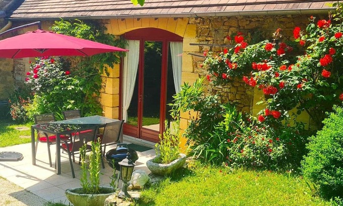 Saint-Julien-de-Lampon Cottage | Cozy Gite in Saint-Julien-de-Lampon with Family Amenities