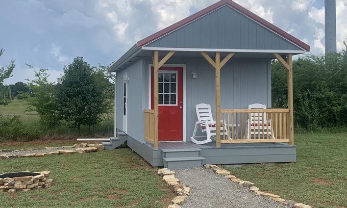Lincoln Cabin | Cozy Tiny Home Retreat - Pet and Child Friendly Stay