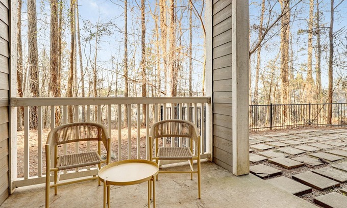 Town Center Apartment | Modern Apartment with Kitchen in Prime Location