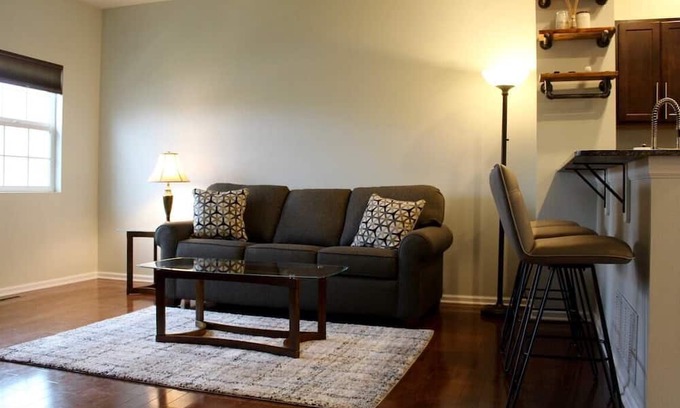 Des Moines House | Prime Downtown 2BD Townhouse with Hot Tub & Free Parking