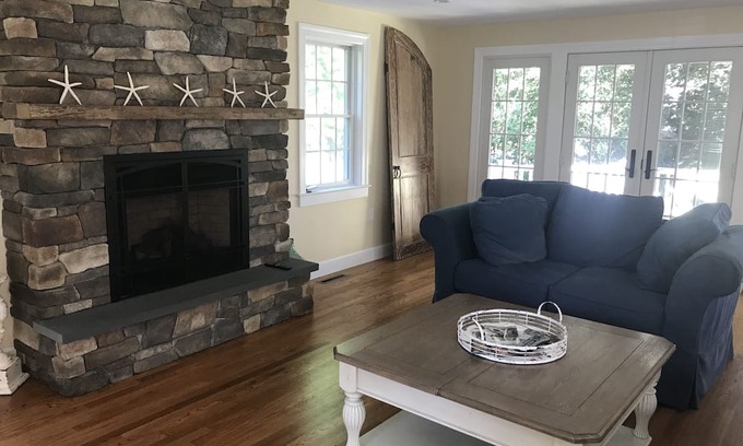 Cliff Walk House | Prime Location! Steps to 1st Beach & Town, Pet Friendly