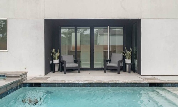 Knox - Henderson House | Relax at A Higher Frequency Off Henderson with Private Pool