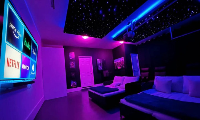 Ormewood Park House | Insta-Worthy Retreat with Hot Tub & Magical Theater