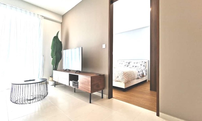 Geylang Apartment | Modern 3BR Apartment in Kallang Near Train & Pool Access