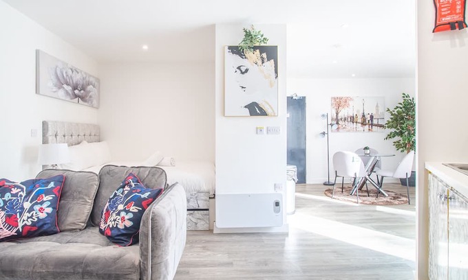 Sheffield Apartment | Elegant Apartment in city area with parking