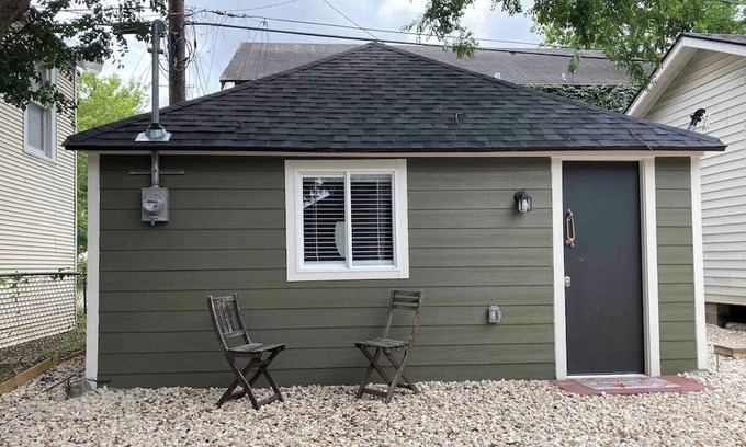 South Central Houston Apartment | Discover The GREEN Tiny House: Pet-Friendly & Family-Ready