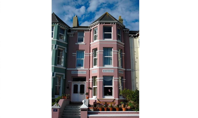 Port Erin House | Charming Athol Park Guest House: Family-Friendly Stay