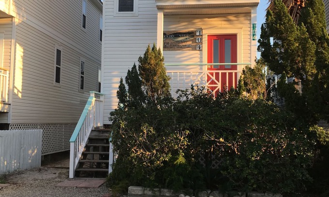 East End House | Sweet BEACH cottage. Walking distance to everything, Sleeps 10.