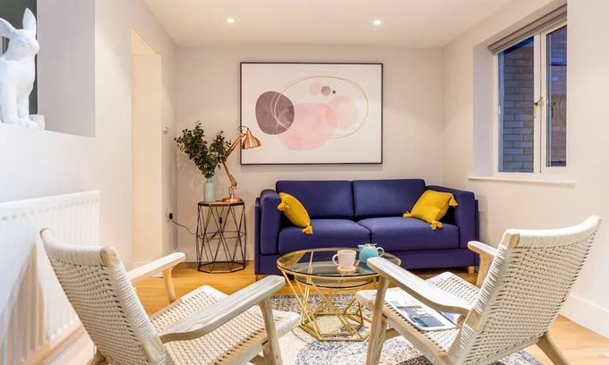Cambridge City Centre House | Modern Classic: Elegant 3BDR Home with Spa & Breakfast