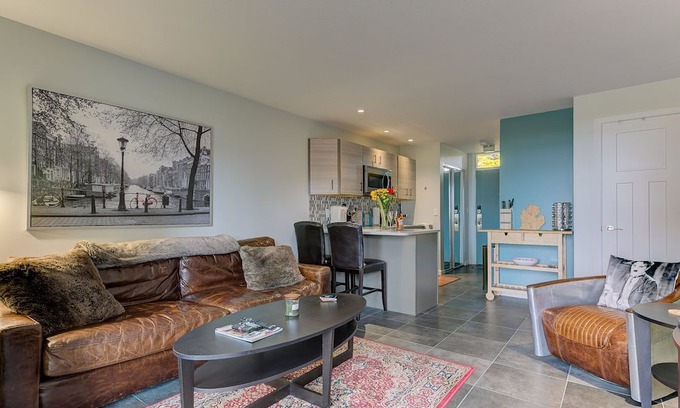 Acme Condo | ☀ Cozy Aviation ✈ Style Lake View Condo @ The Shores
