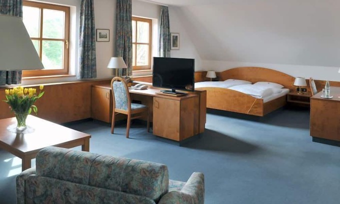 Pommersfelden Hotel | Grüner Baum: Family-Friendly Stay with Restaurant & Breakfast