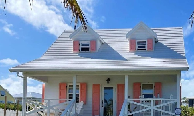 Hope Town House | New Beachside Retreat with 3 Bedrooms and Family Amenities