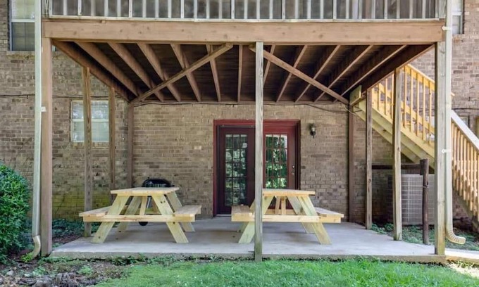 New Castle House | Monterey Drive Maison