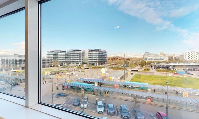 Central Milton Keynes Apartment | Station house