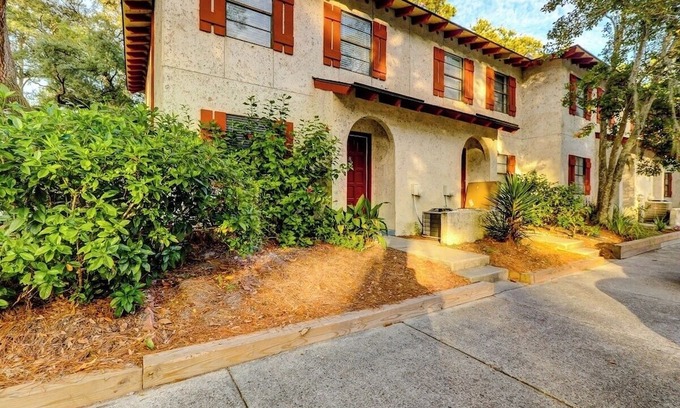 Palmetto Dunes Cottage | Beach Getaway 2BR w/Pool + Modern Comforts