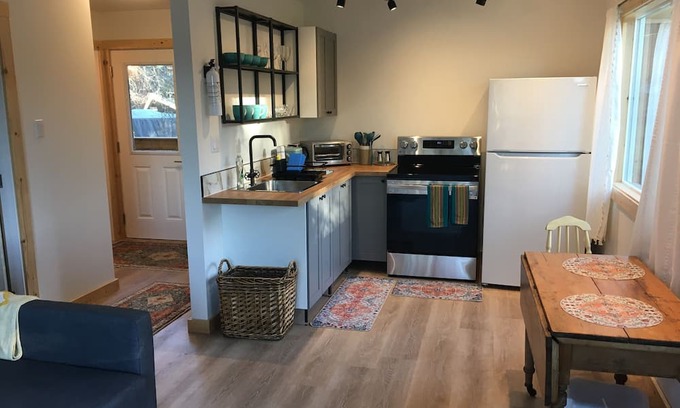 Mayne Island Apartment | Ocean view one bedroom apartment located in the heart of Mayne Island's downtown