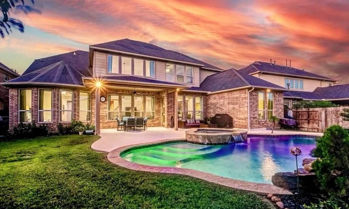 Katy House | Spacious 5-bedroom house in Katy with WiFi, AC, fitness room