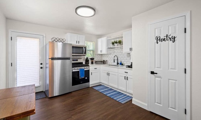 Wichita Falls House | COZY ALL-AMERICAN BUNGALOW