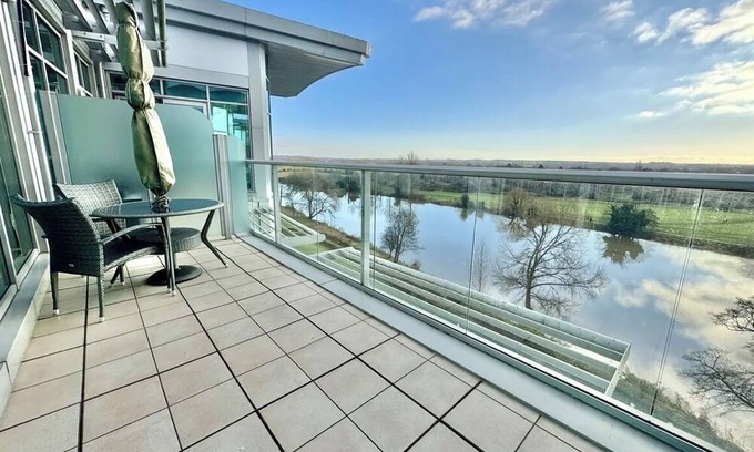 Nottingham Apartment | Charming 2-bedroom Penthouse in lovely Nottingham with WiFi, AC