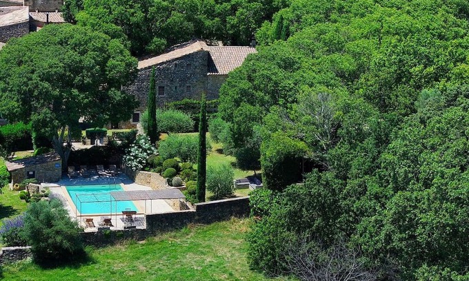Montaren-et-Saint-Mediers Condo | Grenadier Superb duplex gîte in the heart of an 18th-century sheepfold a stone's throw from Uzès