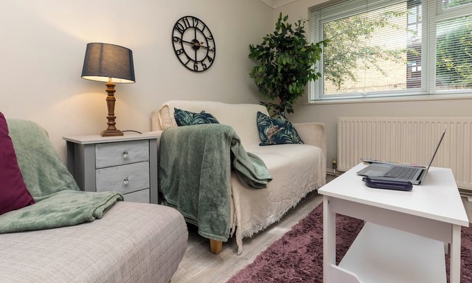 Horsham Apartment | Cosy 1 Bed Maisonette - Ground Floor