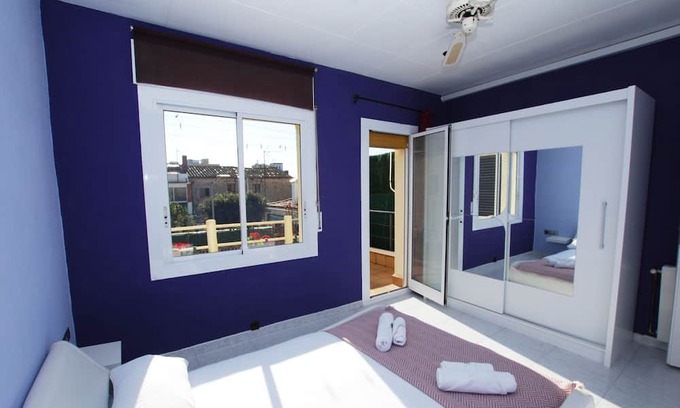 Premia de Mar House | Sant Jordi - House Near Train Station and Beach