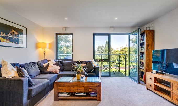 Chelsea Harbour Apartment | Spacious, modern, cosy apartment in the heart of Battersea