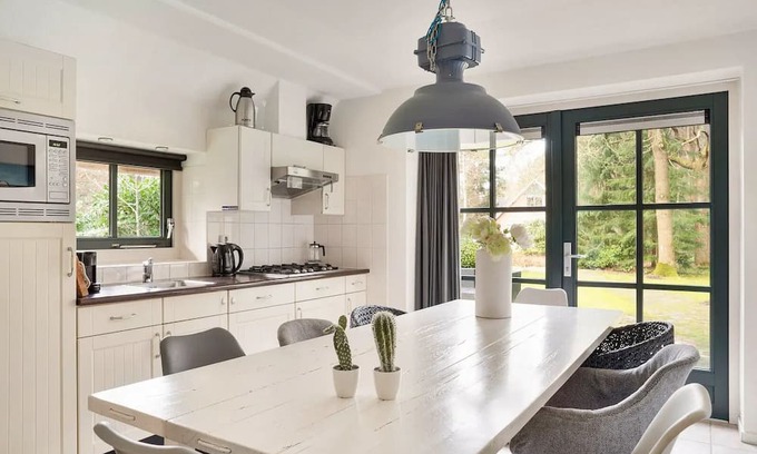 Hooghalen House | Detached holiday home with alcove bed, perfect for families.