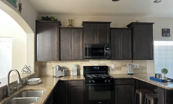 Hobbs House | 3BR Home with 86” TV, outdoor patio and grill