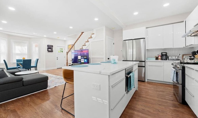 Allston House | Luxe 3BD 2BA apt close to Downtown w Free Parking!