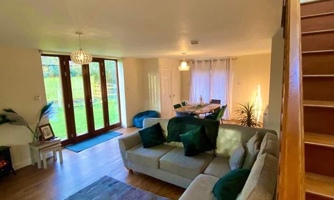 Sibford Gower House | Radway Retreat - Cozy Countryside House