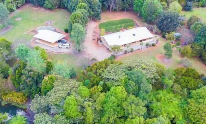 Ravenshoe House | Vine Creek Cottage- private & secluded getaway