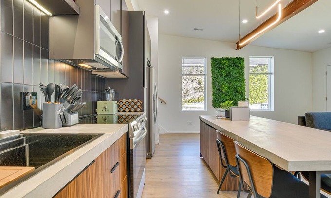 Pilsen Apartment | 3 Mi to Dwtn: Chic Apartment in Chicago!