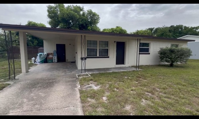 Longwood House | 3-bedroom 2-bathroom house with central AC, huge yard, WIFi, and laundry room.