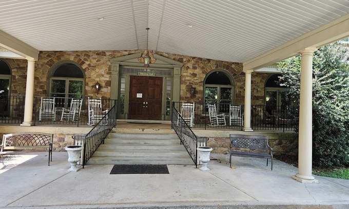 Valley Forge House | Cozy hotel in charming Phoenixville with WiFi, AC
