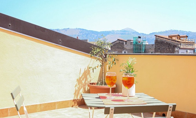 Centro Storico House | Holiday Home 'Appartamento Carolina' with Shared Terrace, Wi-Fi and Air Conditioning