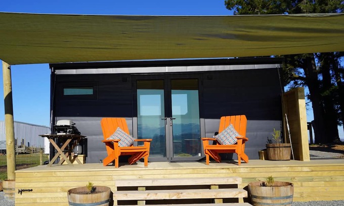 Coal Stream Cabin | Luxury camping/tiny house experience, 5 minutes from Fairlie township