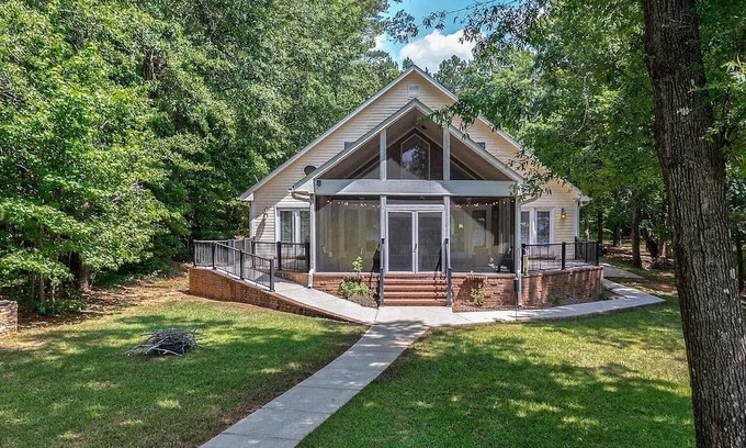 Eatonton House | Spacious 6-Bed Lakefront Retreat 2 King Ensuites, Screened Porch & Amenities