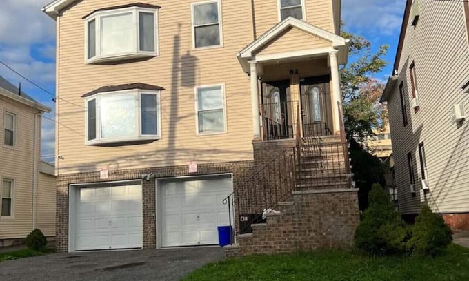 Passaic House | NYC Adjacent Home - Sleeps 9